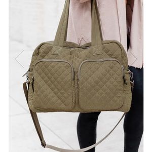 🎁Great Gift!! NWT Influencer Jen Reed weekender bag in olive!  Sold out online